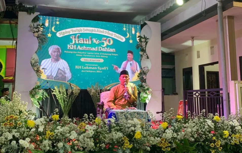 KH Lukman Syafi’i berceramah tentang pentingnya meneladani para wali Allah SWT. Foto/Irham Thoriq