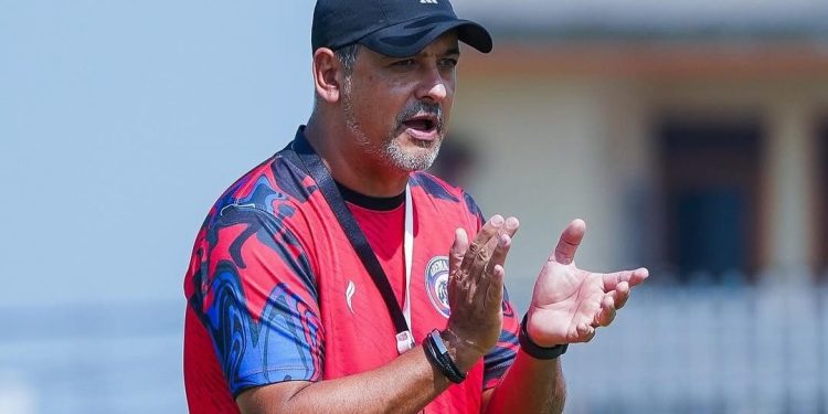 Pelatih Arema FC, Marcos Santos optimis bisa amankan tiga poin di laga melawan Persis Solo demi masuk ke posisi 10 besar klasemen. /Foto: Instagram @aremafcofficial.