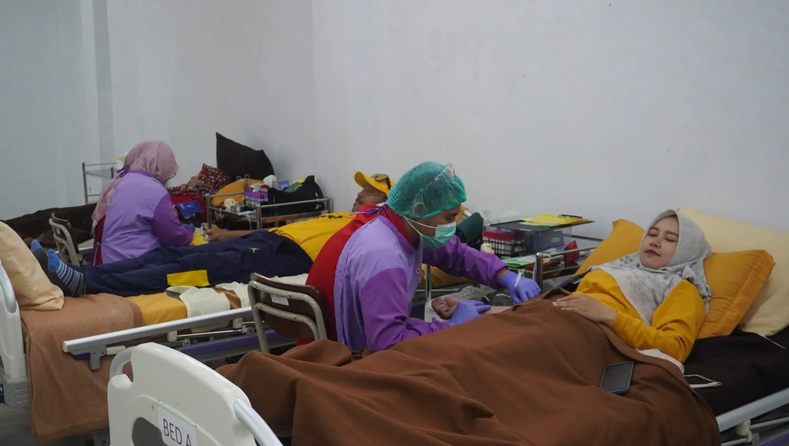 Kegiatan donor darah yang diikuti keluarga besar SMKN 2 Malang. /Foto: Dok. SMKN 2 Malang.