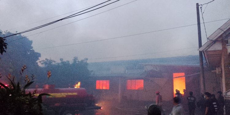 Gudang rokok di Kota Malang yang dilanda kebakaran hebat. (Foto/M Sholeh)