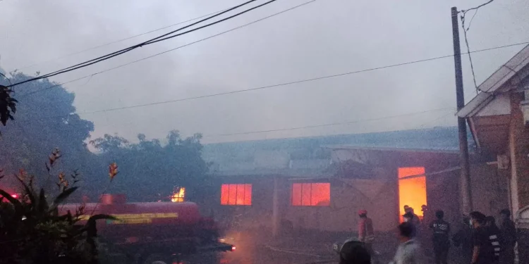 Gudang rokok di Kota Malang yang dilanda kebakaran hebat. (Foto/M Sholeh)