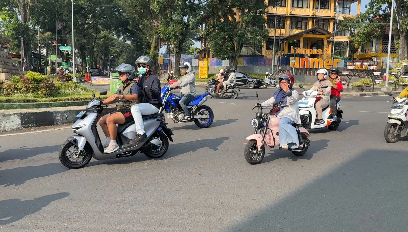 Konvoi kendaraan listrik dari seluruh Unit Layanan Pelanggan (ULP) di lingkungan UP3 Malang. Foto/dok 