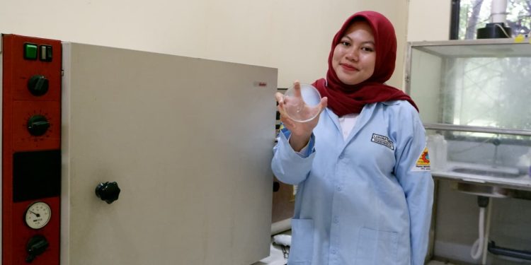 Trustha Aurora Firdauza, lulusan terbaik Teknik Kimia ITN Malang. Foto/dok ITN Malang