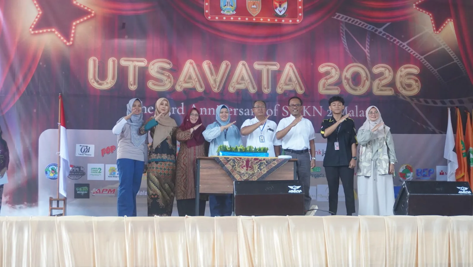  Pose bersama perwakilan guru dan keluarga besar SMKN 2 Malang. /Foto: Dok. SMKN 2 Malang.