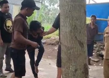 Penangkapan pria yang diduga maling motor oleh warga di Kota Malang. (Foto/ist)
