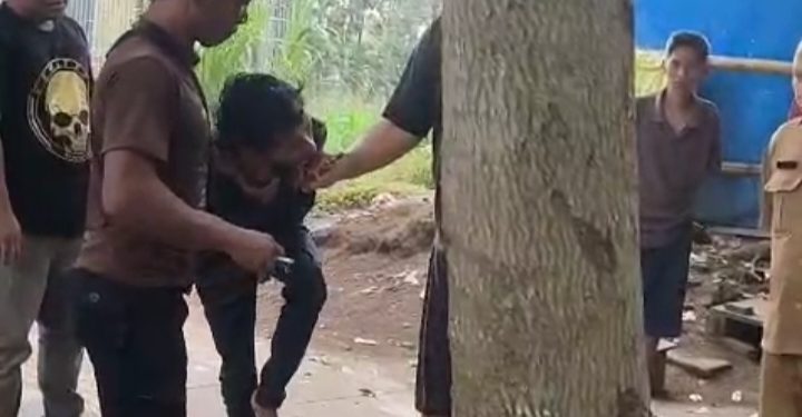 Penangkapan pria yang diduga maling motor oleh warga di Kota Malang. (Foto/ist)