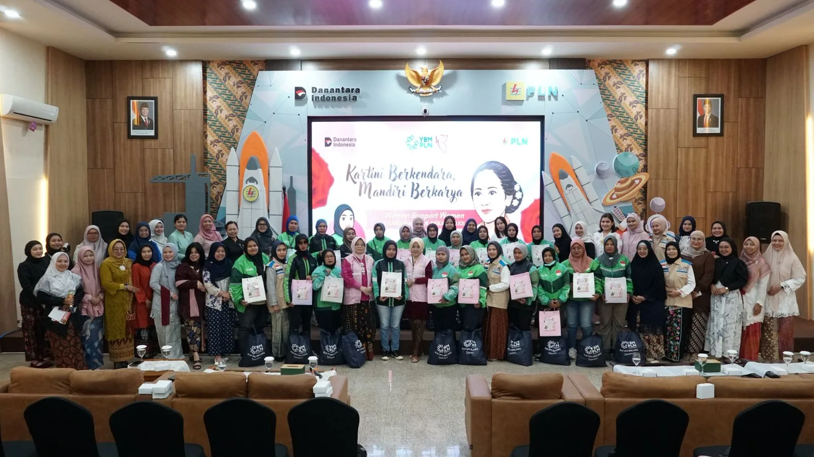 Peringatan Hari Kartini oleh Srikandi PLN bersama Ojol perempuan. Foto/dok