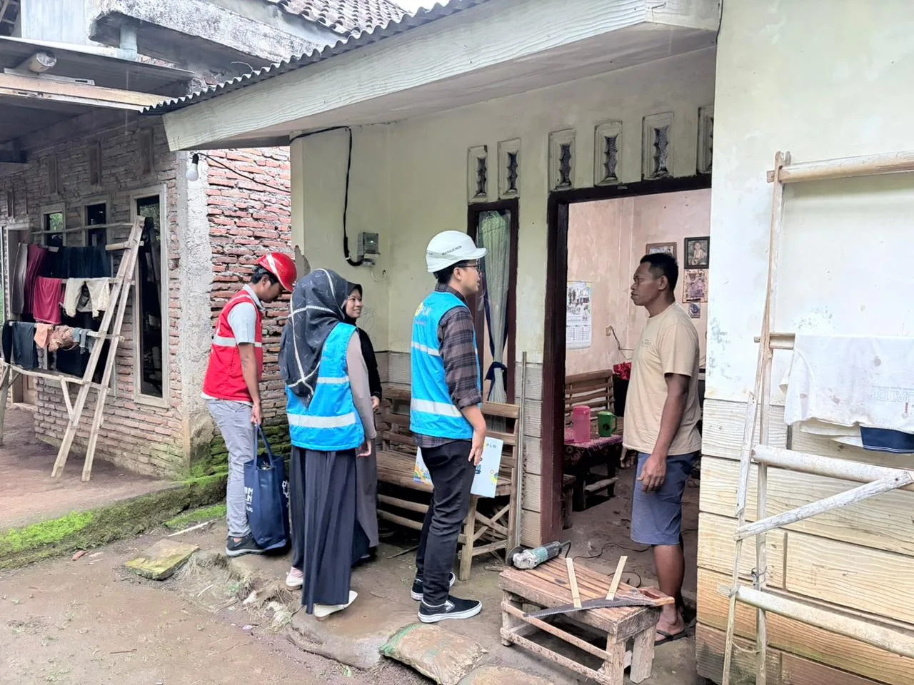Petugas PLN UP3 Malang-ULP Lawang mendatangi warga untuk merealisasikan program Light Up The Dream. Foto/dok PLN