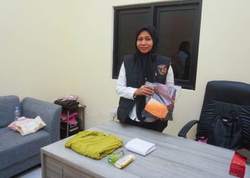 Kasatres PPA dan PPO Polres Malang, AKP Yulistiana Sri Iriana menunjukkan barang bukti yang diamankan. Foto: Polres Malang