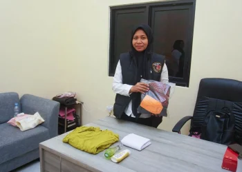 Kasatres PPA dan PPO Polres Malang, AKP Yulistiana Sri Iriana menunjukkan barang bukti yang diamankan. Foto: Polres Malang