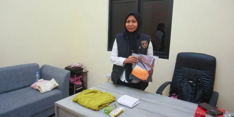 Kasatres PPA dan PPO Polres Malang, AKP Yulistiana Sri Iriana menunjukkan barang bukti yang diamankan. Foto: Polres Malang