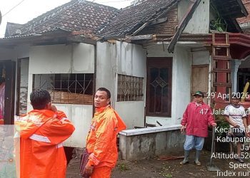 Atap rumah warga rusak akibat angin kencang di Jabung. Foto: BPBD Kabupaten Malang