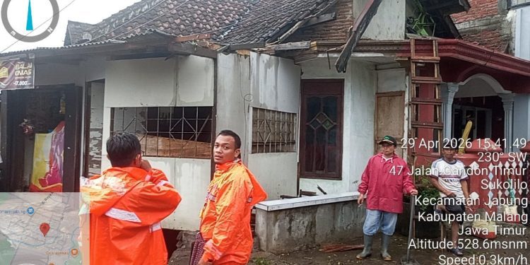 Atap rumah warga rusak akibat angin kencang di Jabung. Foto: BPBD Kabupaten Malang