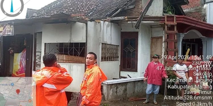 Atap rumah warga rusak akibat angin kencang di Jabung. Foto: BPBD Kabupaten Malang