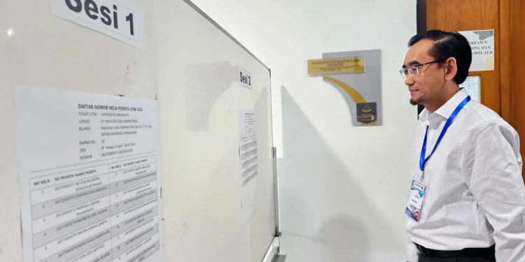 Rektor UB Prof. Widodo saat meninjau kesiapan pelaksanaan UTBK 2026. Foto: Dok.