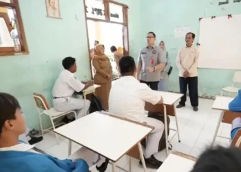 Ilustrasi sosialisasi pembatasan gadget di sekolah. Foto: Dok. Dindik Jatim