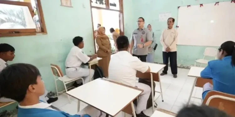 Ilustrasi sosialisasi pembatasan gadget di sekolah. Foto: Dok. Dindik Jatim