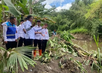 Wali Kota Malang, Wahyu Hidayat melakukan tinjauan di lokasi banjir kawasan Gang Mirej, Jalan Ki Ageng Gribig, Kota Malang. (Foto/M Sholeh)
