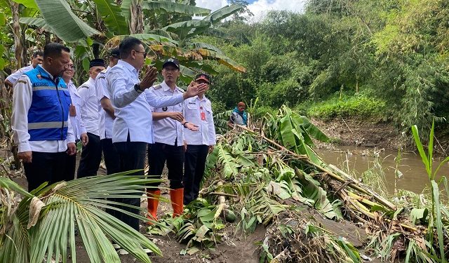 Wali Kota Malang, Wahyu Hidayat melakukan tinjauan di lokasi banjir kawasan Gang Mirej, Jalan Ki Ageng Gribig, Kota Malang. (Foto/M Sholeh)