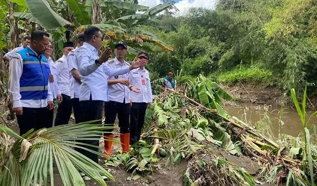 Wali Kota Malang, Wahyu Hidayat melakukan tinjauan di lokasi banjir kawasan Gang Mirej, Jalan Ki Ageng Gribig, Kota Malang. (Foto/M Sholeh)