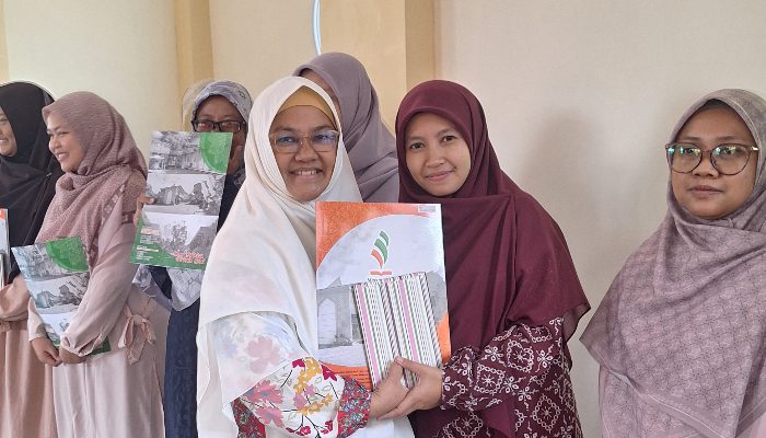 Kepala Bidang Humas Yayasan Insan Permata Malang, Siti Nooraini Immawati, S.E (kiri) menyerahkan penghargaan kepada guru yang mengikuti kegiatan Ibadah Ramadan Terbaik dan Tasmi' Hafalan Al Qur'an. /Foto: Dok. Yayasan Insan Permata Malang.