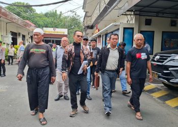 Dur (paling kanan) didampingi kuasa hukum usai pemeriksaan di Satreskrim Polres Malang. Foto: Aisyah Nawangsari Putri