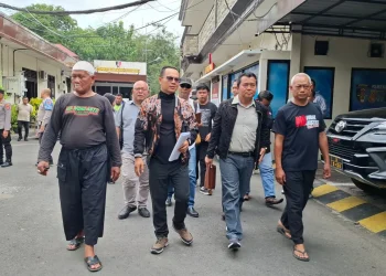 Dur (paling kanan) didampingi kuasa hukum usai pemeriksaan di Satreskrim Polres Malang. Foto: Aisyah Nawangsari Putri