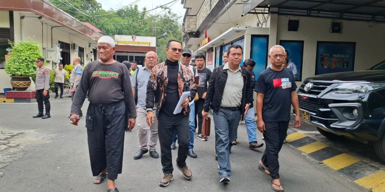Dur (paling kanan) didampingi kuasa hukum usai pemeriksaan di Satreskrim Polres Malang. Foto: Aisyah Nawangsari Putri