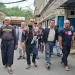 Dur (paling kanan) didampingi kuasa hukum usai pemeriksaan di Satreskrim Polres Malang. Foto: Aisyah Nawangsari Putri