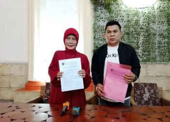 Tatik Swartiatun didampingi kuasa hukumnya, Heli SH menyampaikan update kasus Sardo Swalayan. (Foto/M Sholeh)