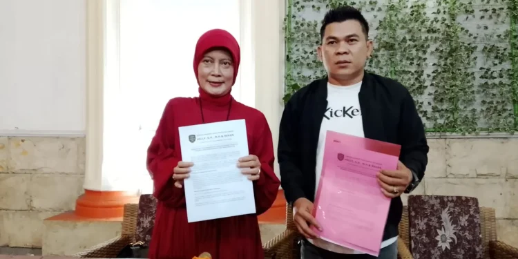 Tatik Swartiatun didampingi kuasa hukumnya, Heli SH menyampaikan update kasus Sardo Swalayan. (Foto/M Sholeh)