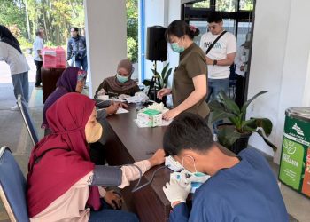 Suasana antusiasme masyarakat Desa Karangkates mengakses layanan kesehatan gratis hingga sembako murah dari PJT I. Foto: Dok.