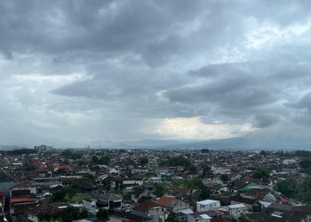 Prakiraan cuaca Malang, terutama di Kota Malang pada Jumat, 3 April 2026 diperkirakan dalam kondisi berawan hingga potensi terjadi hujan ringan. /Foto: Tugumalang.id/Bagus Rachmad Saputra.