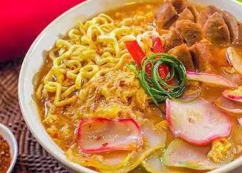 Rekomendasi seblak prasmanan Malang yang menawarkan aneka pilihan topping melimpah dan rasa pedas gurih yang nampol. /Foto: Pinterest/Lucya Leong