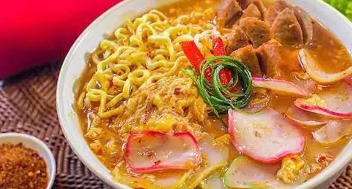 Rekomendasi seblak prasmanan Malang yang menawarkan aneka pilihan topping melimpah dan rasa pedas gurih yang nampol. /Foto: Pinterest/Lucya Leong