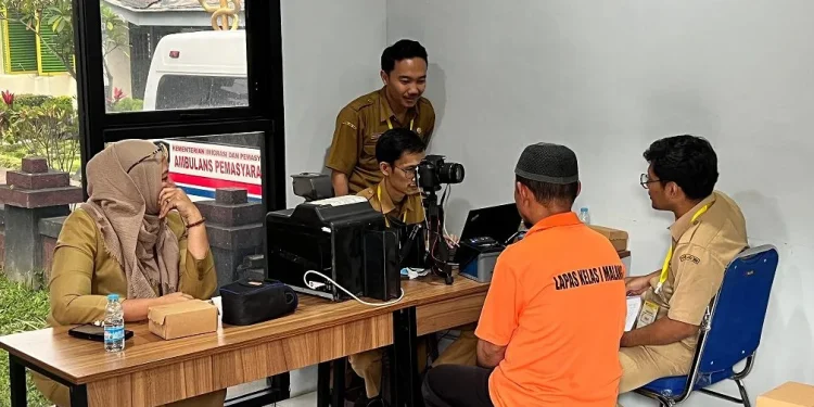 Warga binaan Lapas Kelas I Malang jalani validasi NIK. (Foto/dok. Laaps Malang)