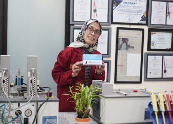 Prof. Dr Aulanni’am menunjukkan alat deteksi dini hipotiroid buatannya. Foto: Dok