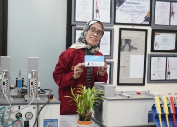 Prof. Dr Aulanni’am menunjukkan alat deteksi dini hipotiroid buatannya. Foto: Dok