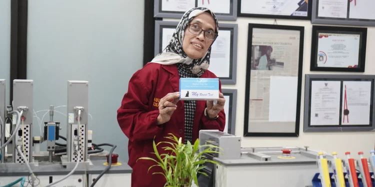 Prof. Dr Aulanni’am menunjukkan alat deteksi dini hipotiroid buatannya. Foto: Dok