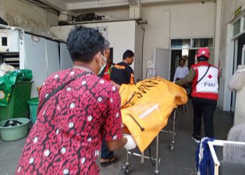 Evakuasi temuan mayat pria di bawah Jembatan Cangar. Foto: Istimewa