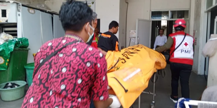 Evakuasi temuan mayat pria di bawah Jembatan Cangar. Foto: Istimewa