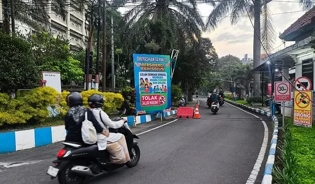 Banner aspirasi warga Griya Shanta Malang untuk membuka ruang dialog. (Foto/M Sholeh)