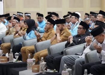 Wali Kota Batu Nurochman saat berpamitan pada Wawali Heli Suyanto. Foto: Prokopim KWB