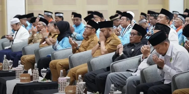 Wali Kota Batu Nurochman saat berpamitan pada Wawali Heli Suyanto. Foto: Prokopim KWB
