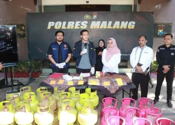 Polisi menunjukkan barang bukti yang diamankan. Foto: Polres Malang