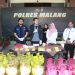 Polisi menunjukkan barang bukti yang diamankan. Foto: Polres Malang