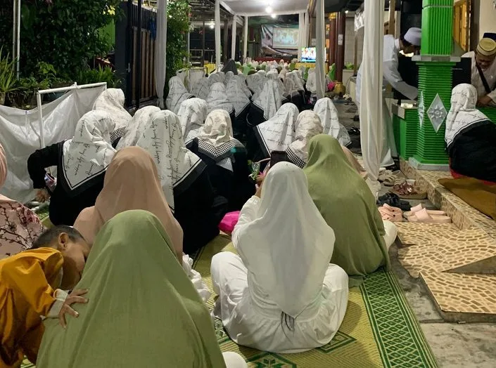 Majelis Al Khidmah Kota Malang ikut serta menggelar pembacaan shalawat dan doa bersama pada Senin lalu, sebagai rangkaian haul. Foto/Irham Thoriq