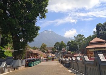 Wisata di sekitar Gunung Kawi yang menyimpan cerita religi, sejarah, hingga menghadirkan nuansa yang berbeda dari wisata lainnya. (Foto: Google Maps/ @Pesarean Gunung Kawi)