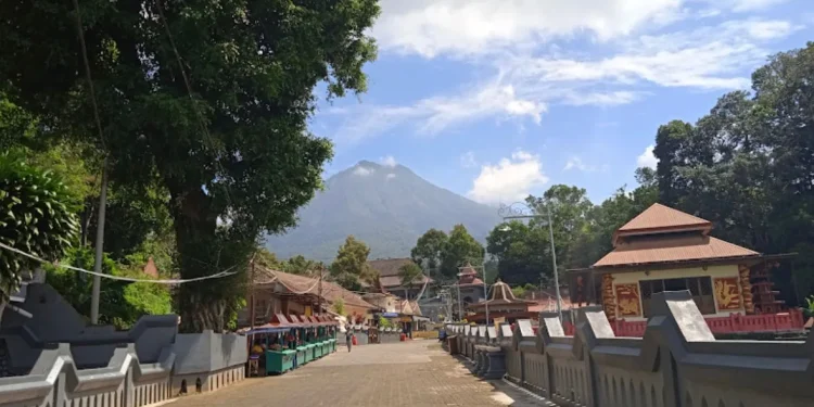Wisata di sekitar Gunung Kawi yang menyimpan cerita religi, sejarah, hingga menghadirkan nuansa yang berbeda dari wisata lainnya. (Foto: Google Maps/ @Pesarean Gunung Kawi)