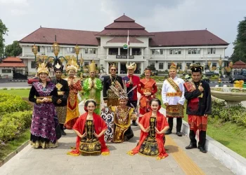 Manajemen Atria Hotel Malang Sambut HUT Malang ke-112 dengan Busana Adat. Foto/dok. Atria Hotel